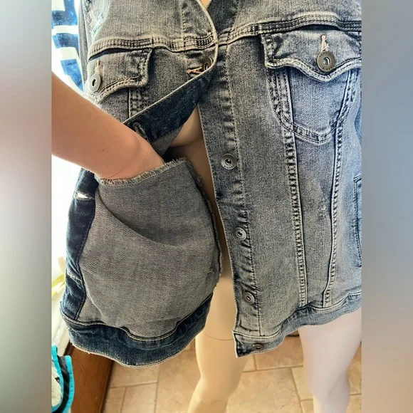 Torrid Distressed Jean Jacket NWOT Size 2 - Picture 9 of 14